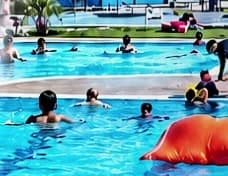 Enfants et familles dans la piscine loisirs AREA à Casablanca